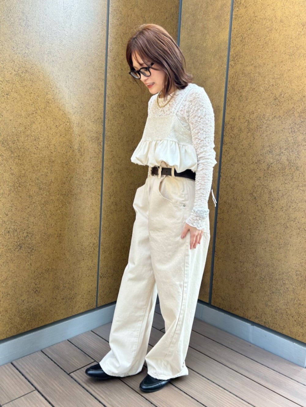 ホワイト系のデニムパンツ、ホワイト系のキャミソール、ホワイト系のTシャツ/カットソーを着用したレディースの冬コーディネートの2枚目の写真