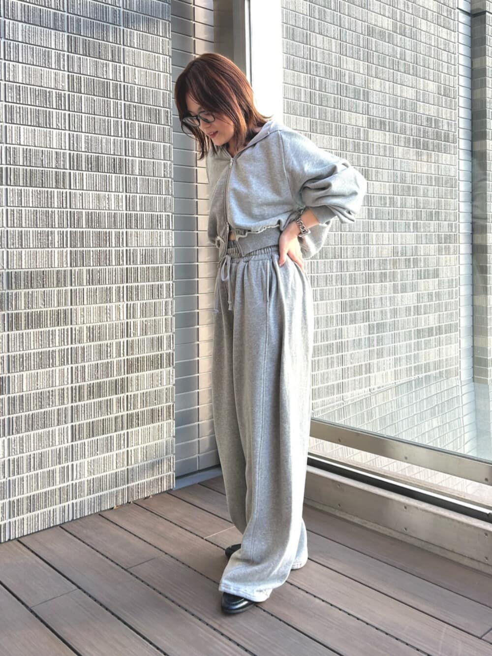 グレー系のスウェットパンツ、グレー系のパーカーを着用したレディースの冬コーディネートの2枚目の写真