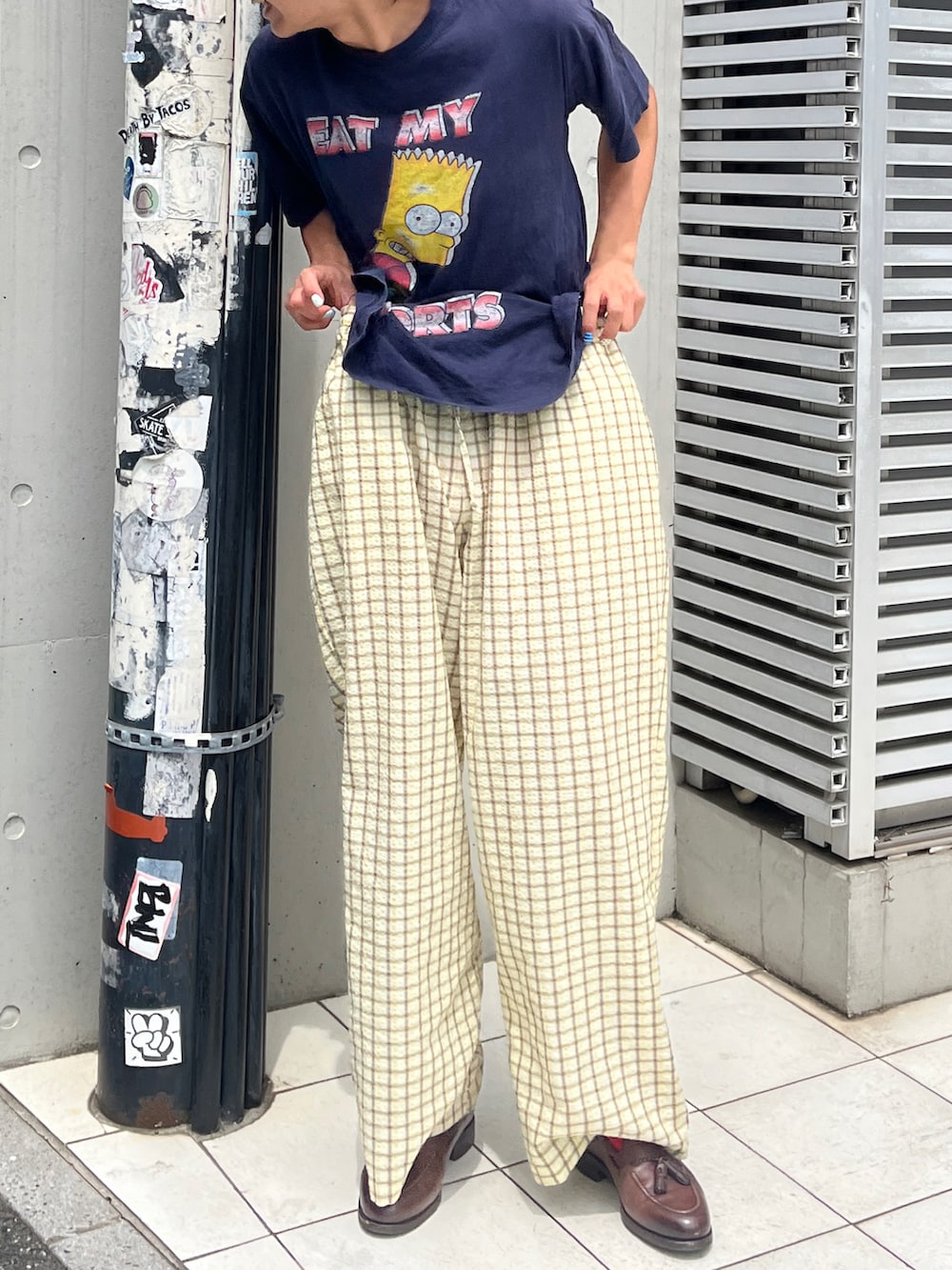 イエロー系のその他パンツ、ブラウン系のローファー、ブルー系のTシャツ/カットソーを着用したメンズの秋コーディネートの2枚目の写真