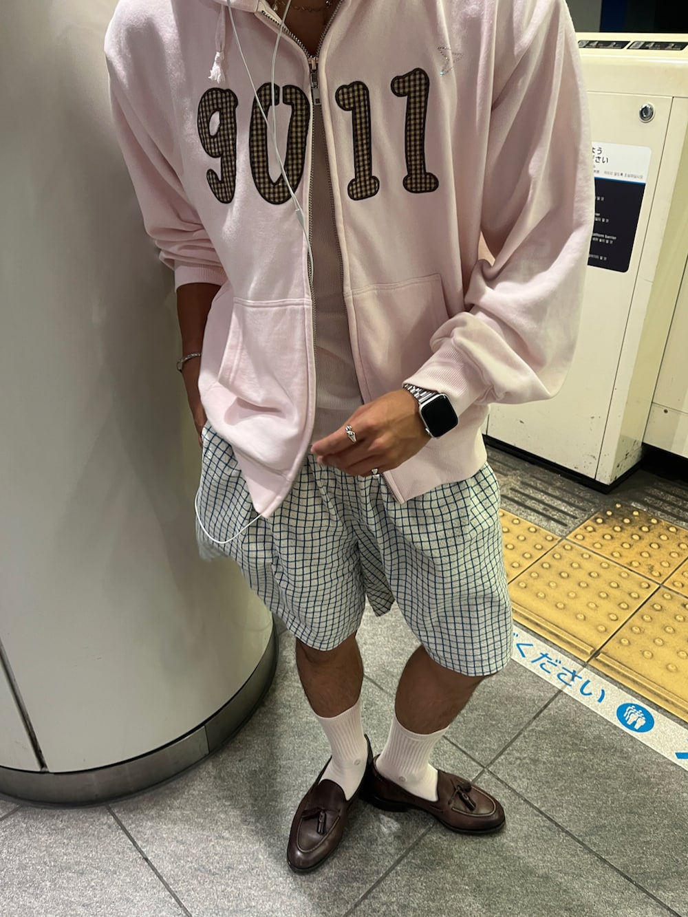 イエロー系のその他パンツ、ピンク系のパーカー、ブラウン系のローファーを着用したメンズの秋コーディネートの2枚目の写真