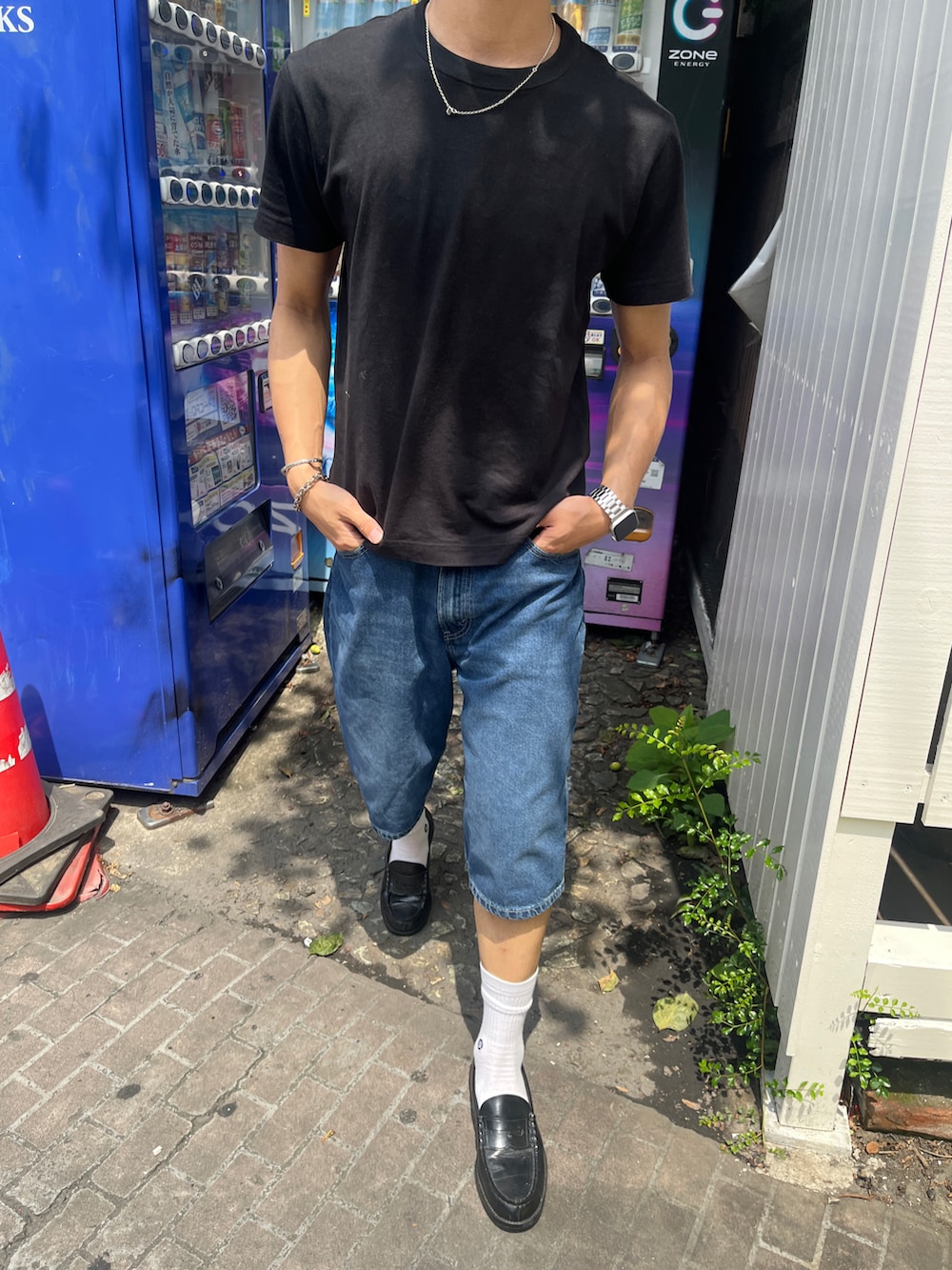 ブラック系のローファー、ブラック系のTシャツ/カットソー、ブルー系のデニムパンツを着用したメンズの秋コーディネートの2枚目の写真