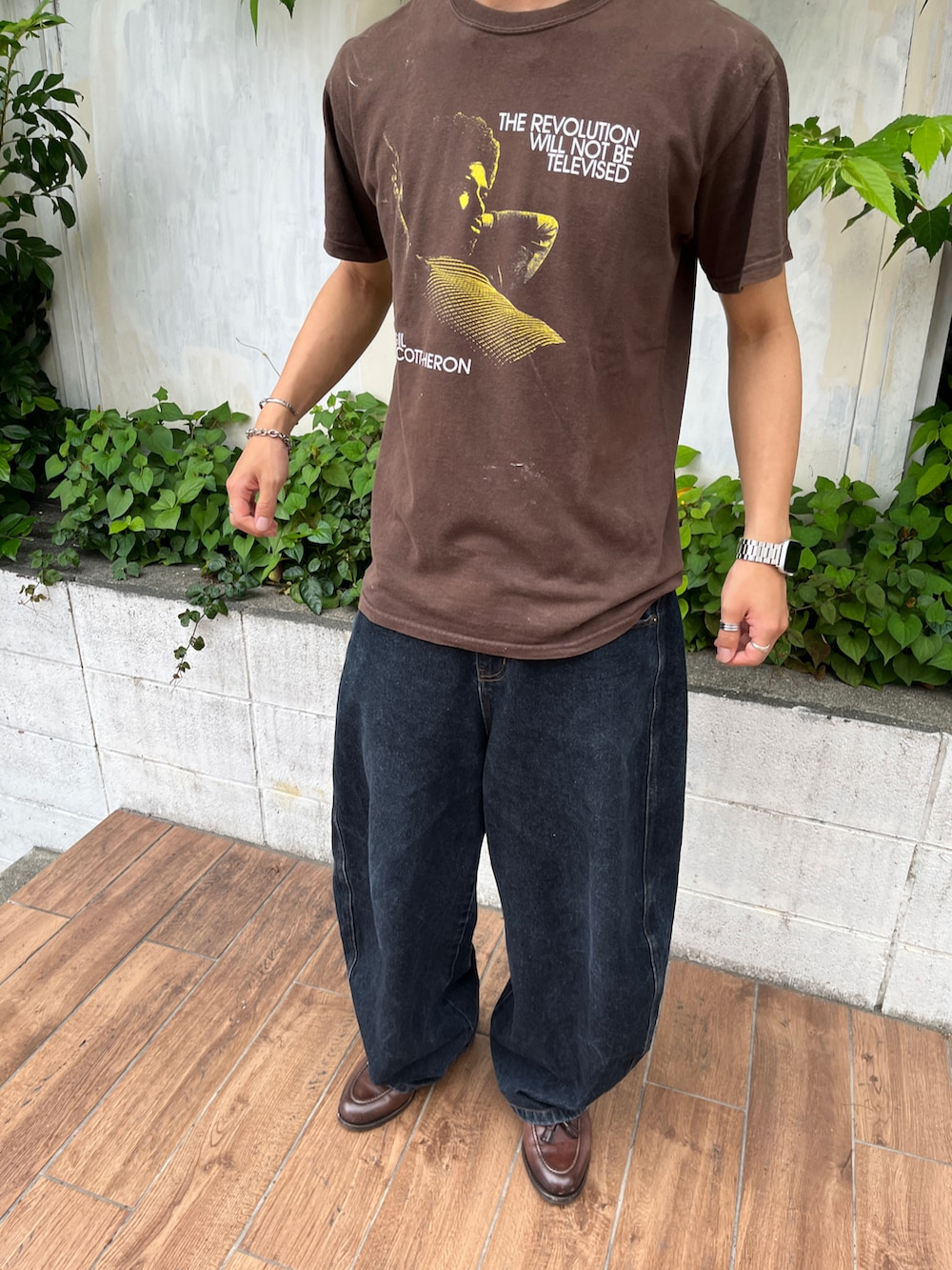 ブラウン系のローファー、ブラウン系のTシャツ/カットソー、ブルー系のデニムパンツを着用したメンズの秋コーディネートの2枚目の写真