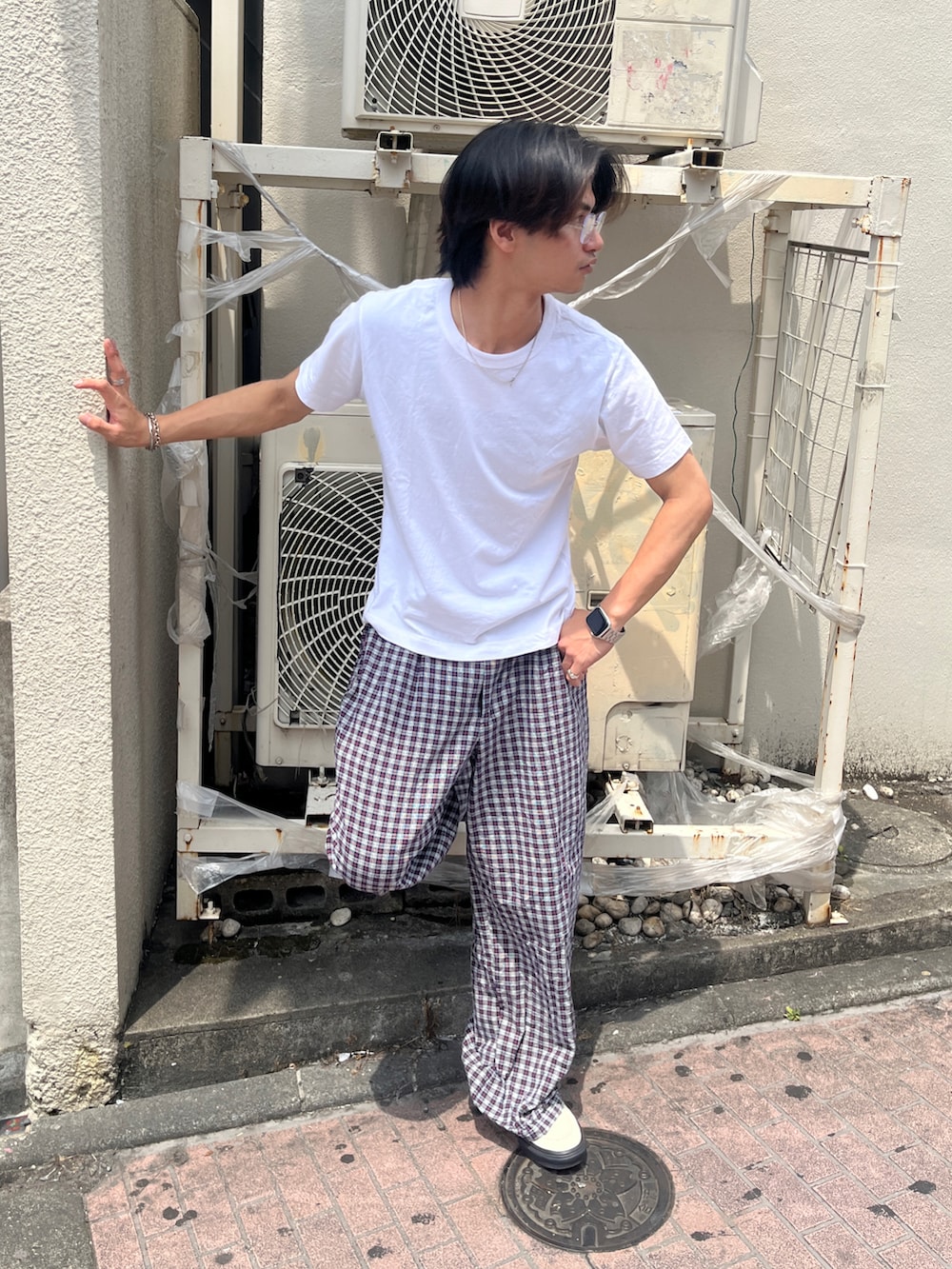 ホワイト系のスニーカー、ホワイト系のTシャツ/カットソー、その他のその他パンツを着用したメンズの秋コーディネートの3枚目の写真