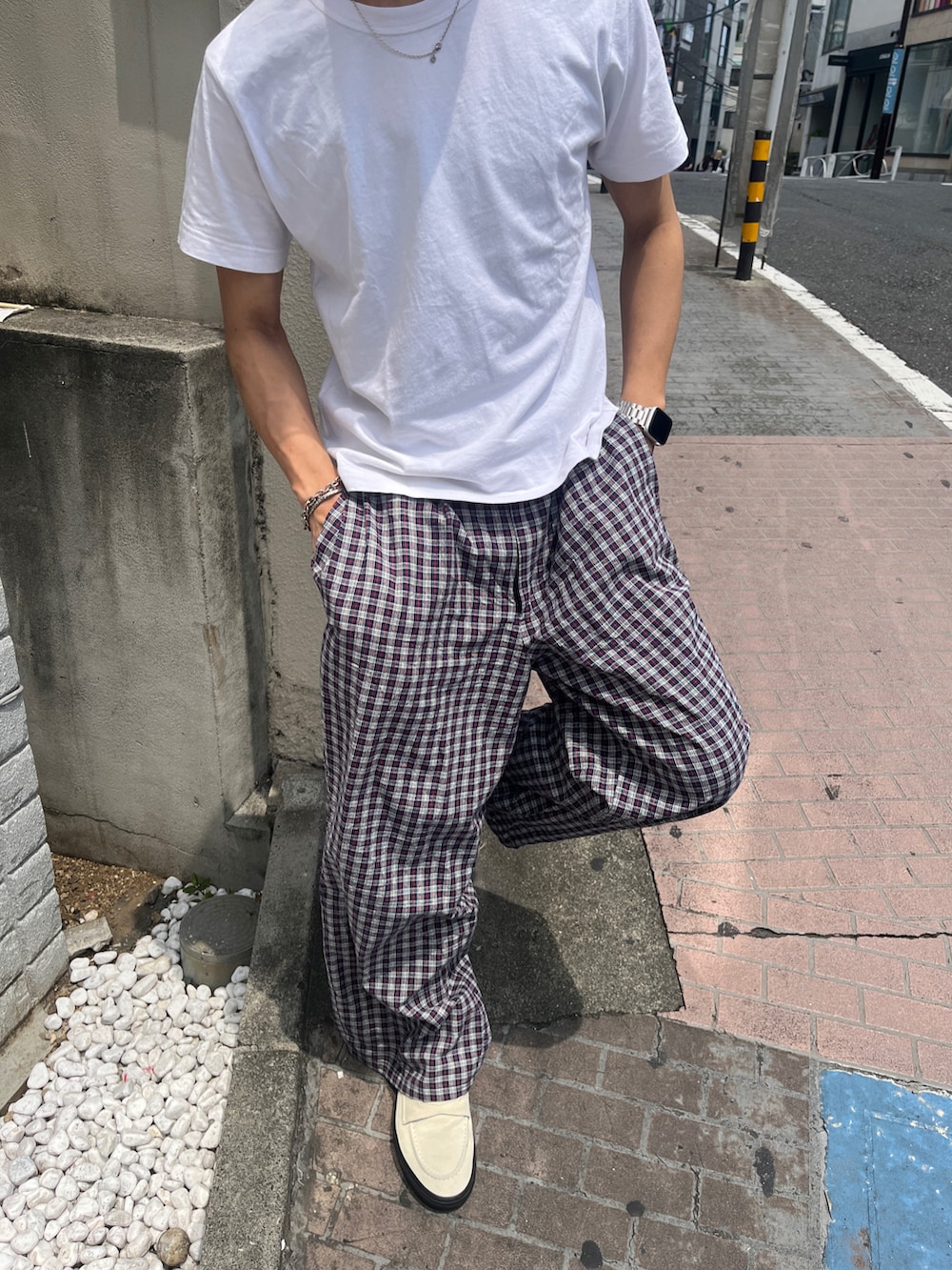 ホワイト系のスニーカー、ホワイト系のTシャツ/カットソー、その他のその他パンツを着用したメンズの秋コーディネートの2枚目の写真