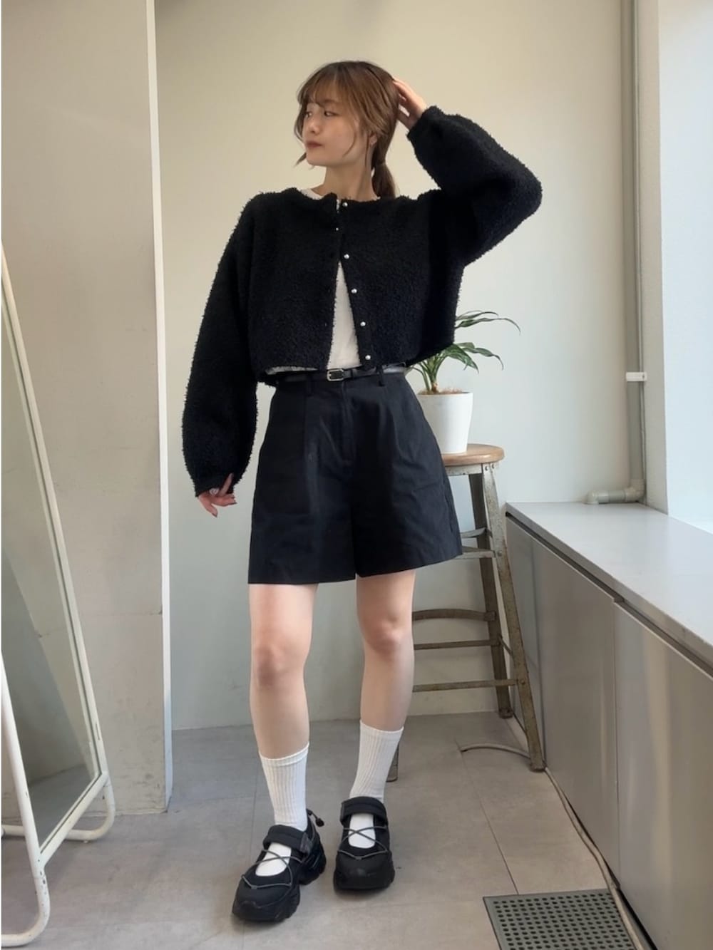 ブラック系のその他パンツ、ブラック系のその他シューズ、ホワイト系のTシャツ/カットソーを着用したレディースの冬コーディネートの5枚目の写真