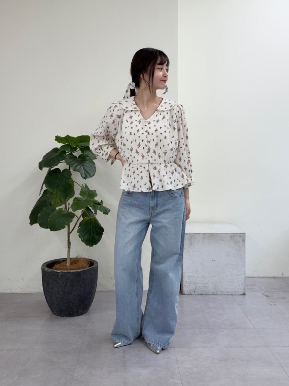 ホワイト系のシャツ/ブラウス、ブルー系のデニムパンツ、シルバー系のパンプスを着用したレディースの春コーディネートの2枚目の写真