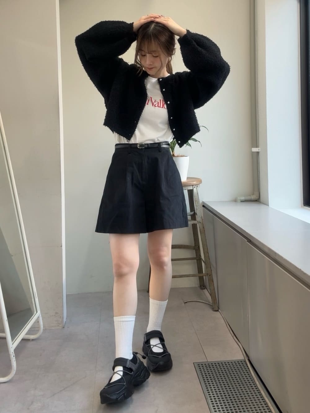 ブラック系のその他パンツ、ブラック系のその他シューズ、ホワイト系のTシャツ/カットソーを着用したレディースの冬コーディネートの3枚目の写真