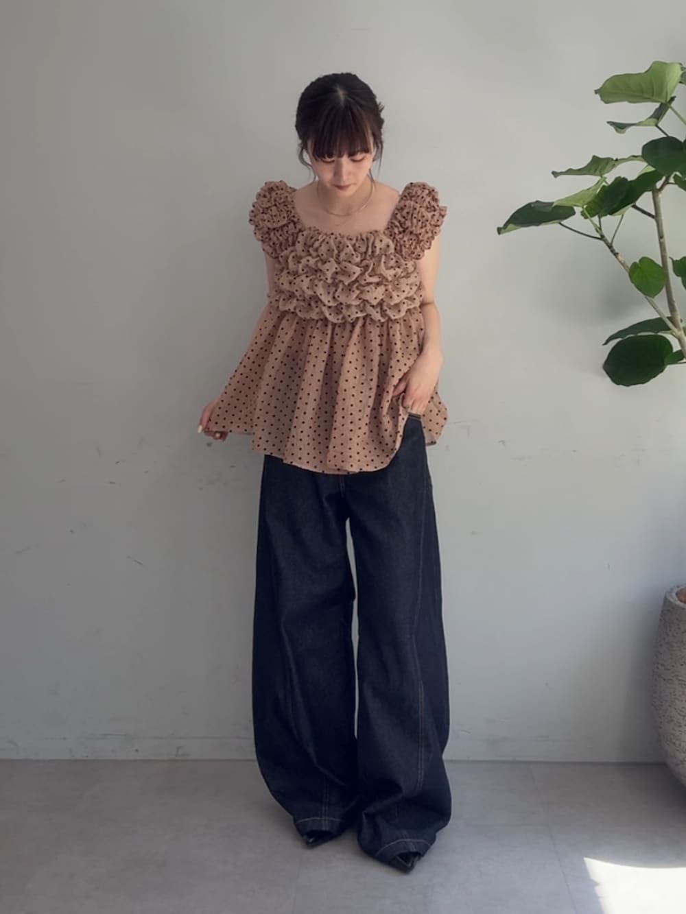 イエロー系のシャツ/ブラウス、ブルー系のデニムパンツ、ブラック系のパンプスを着用したレディースの夏コーディネートの2枚目の写真