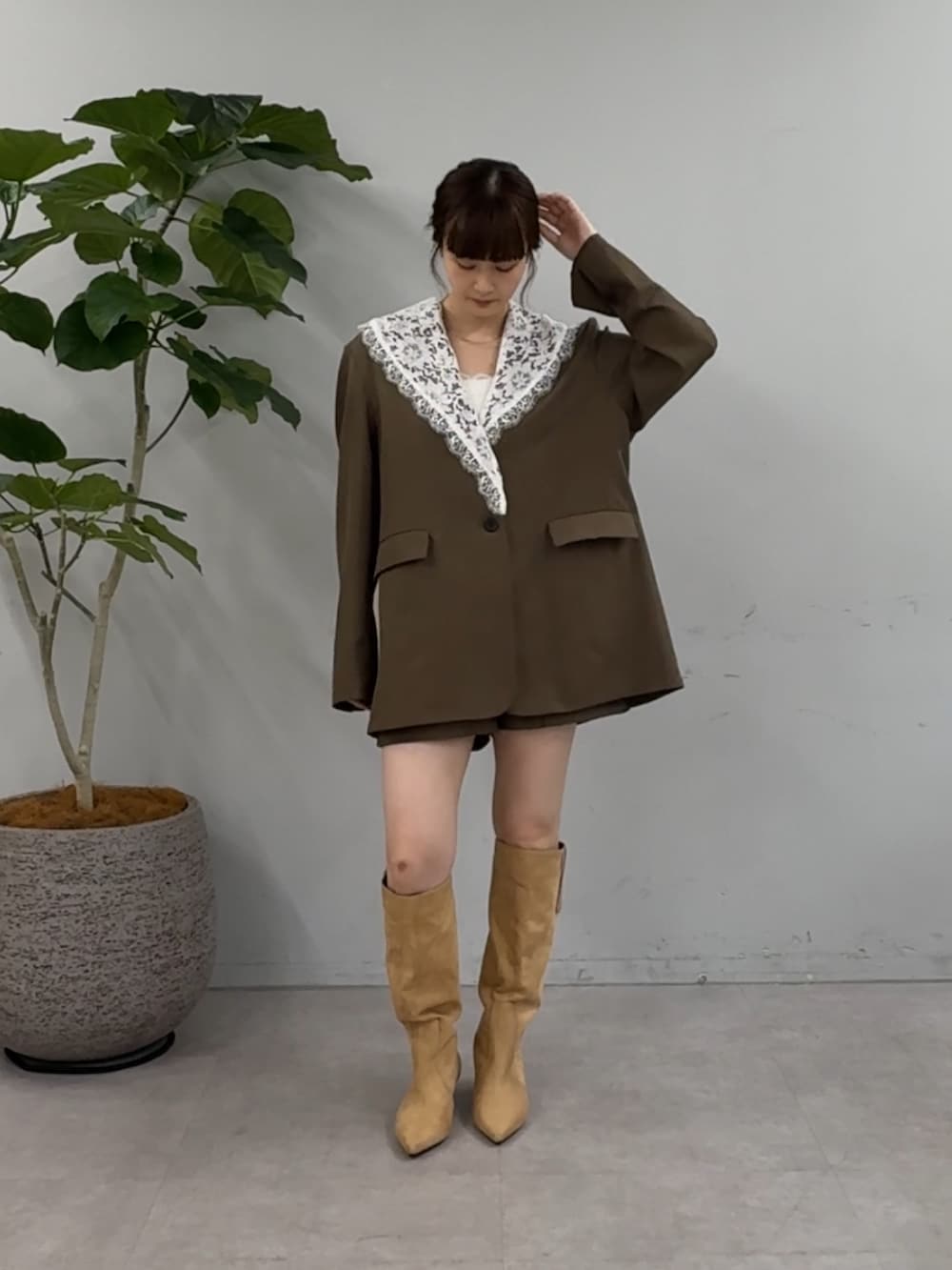 ブラウン系のその他パンツ、ベージュ系のブーツ、ブラウン系のその他アウターを着用したレディースの夏コーディネートの2枚目の写真