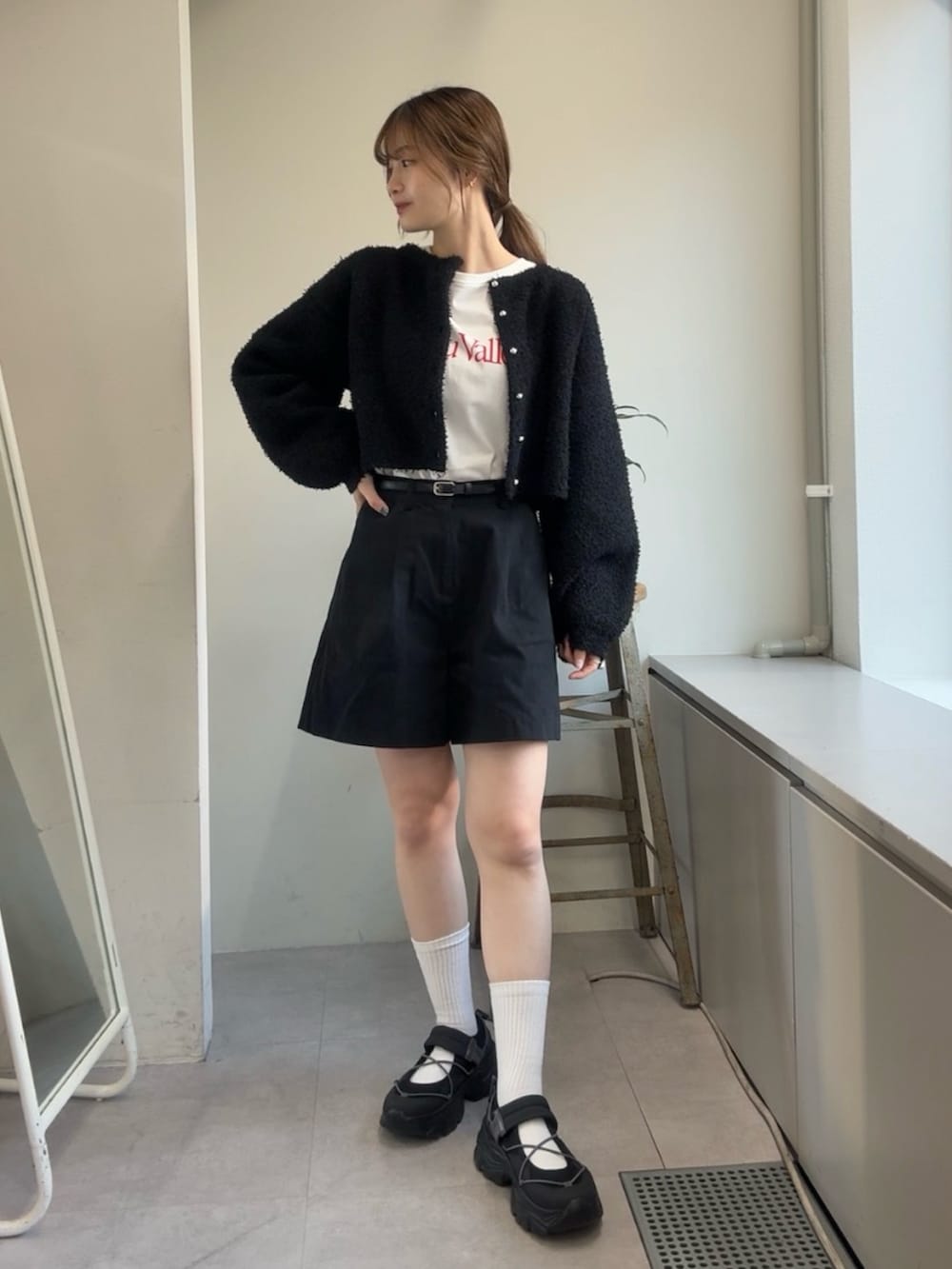 ブラック系のその他パンツ、ブラック系のその他シューズ、ホワイト系のTシャツ/カットソーを着用したレディースの冬コーディネートの2枚目の写真