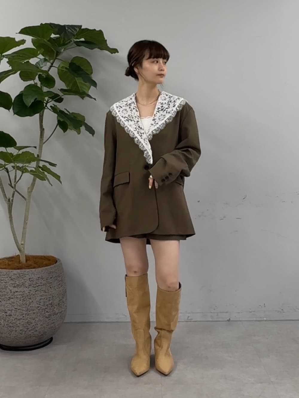 ブラウン系のその他パンツ、ベージュ系のブーツ、ブラウン系のその他アウターを着用したレディースの夏コーディネートの3枚目の写真