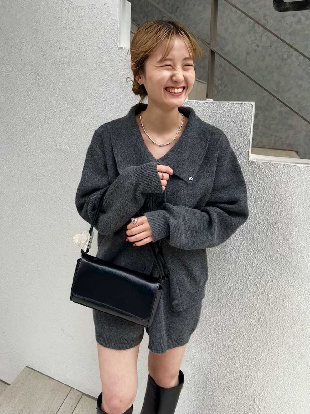 グレー系のカーディガン/ボレロ、グレー系のその他パンツ、ブラック系のブーツを着用したレディースの冬コーディネートの3枚目の写真