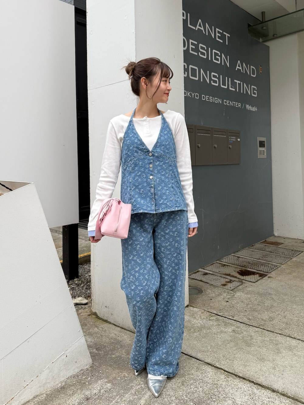 ブルー系のワンピース、ホワイト系のTシャツ/カットソー、シルバー系のパンプスを着用したレディースの冬コーディネートの4枚目の写真