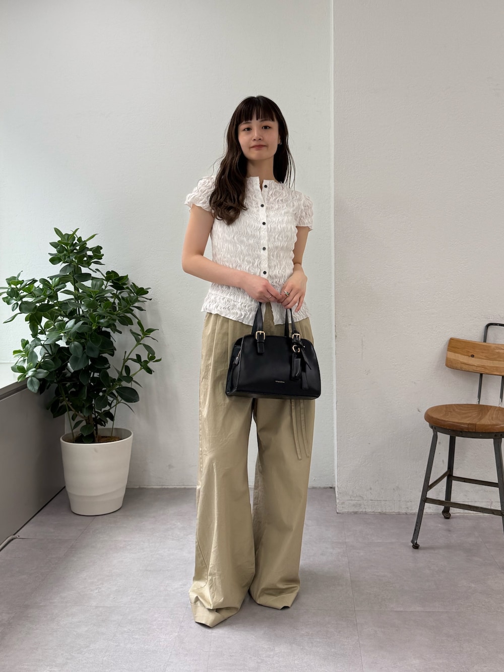 ホワイト系のシャツ/ブラウス、ベージュ系のその他パンツ、シルバー系のサンダルを着用したレディースの春コーディネートの2枚目の写真