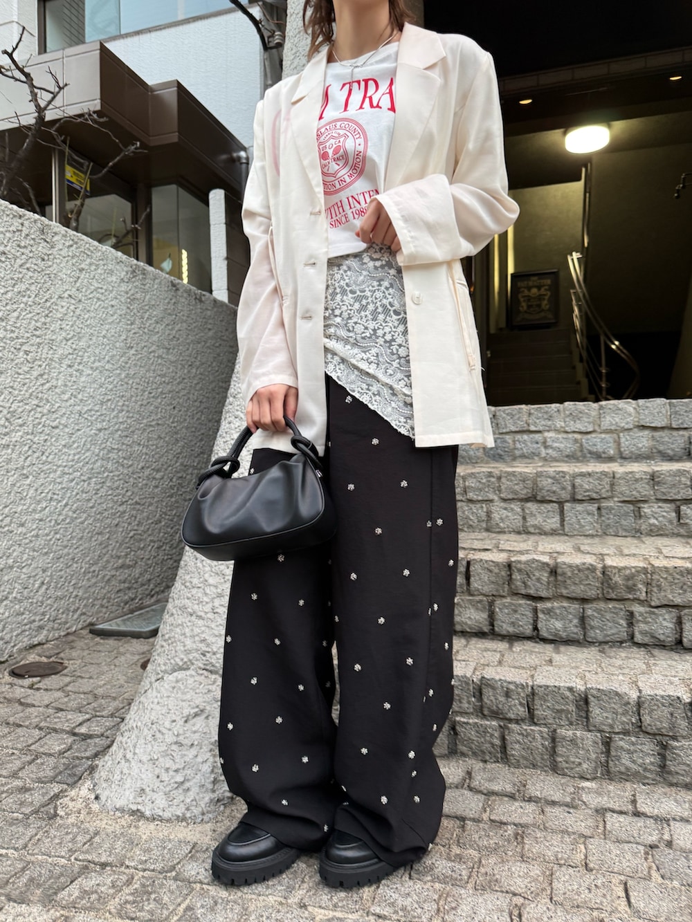 ブラック系のその他パンツ、ホワイト系のその他アウター、ブラック系のその他シューズを着用したレディースの冬コーディネートの5枚目の写真