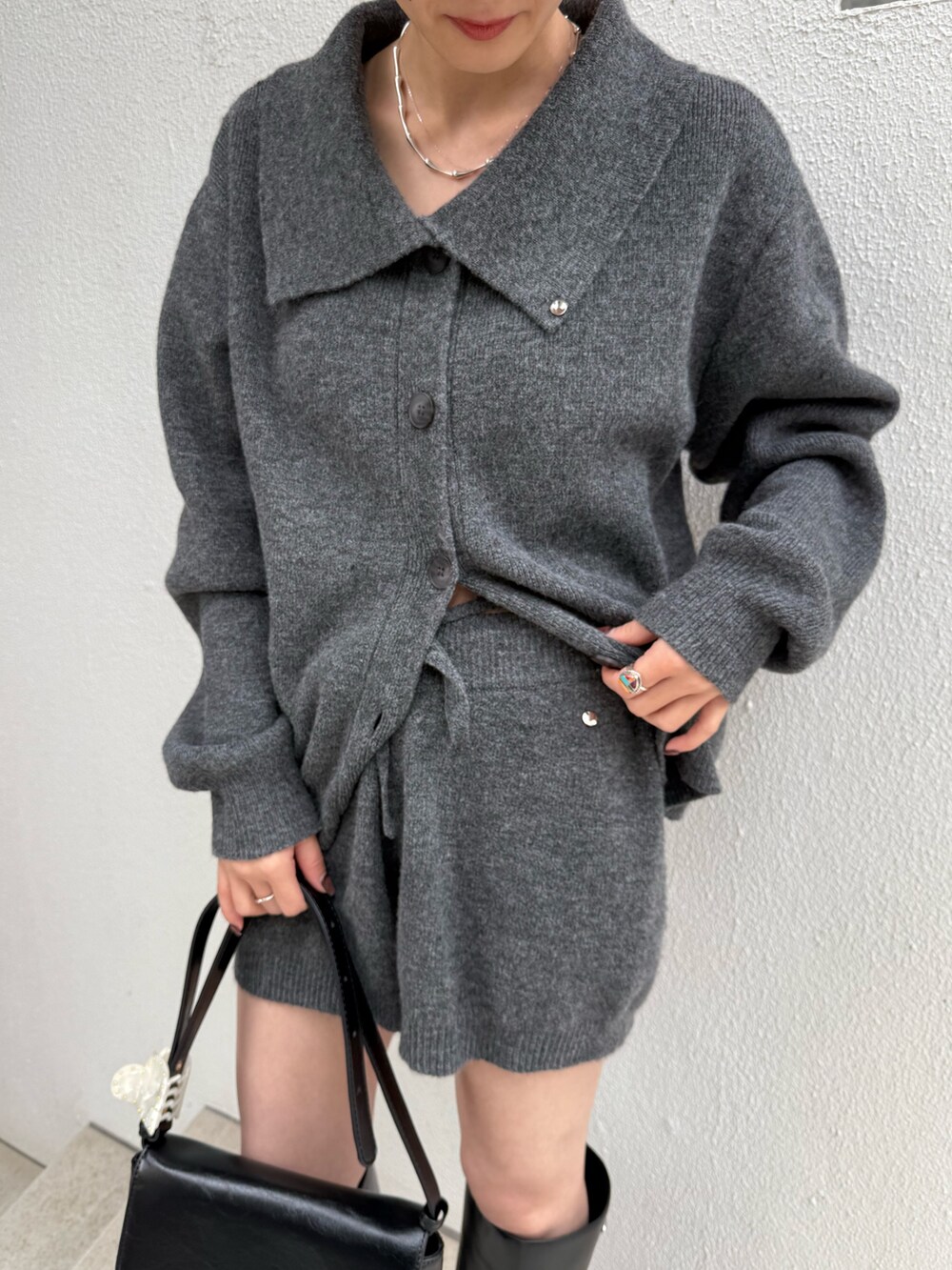 グレー系のカーディガン/ボレロ、グレー系のその他パンツ、ブラック系のブーツを着用したレディースの冬コーディネートの5枚目の写真