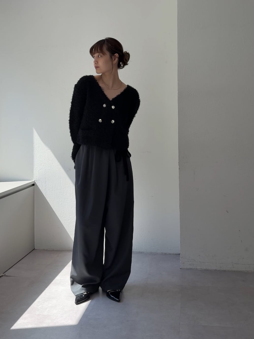 グレー系のその他パンツ、ブラック系のその他シューズ、ブルー系のカーディガン/ボレロを着用したレディースの夏コーディネートの3枚目の写真