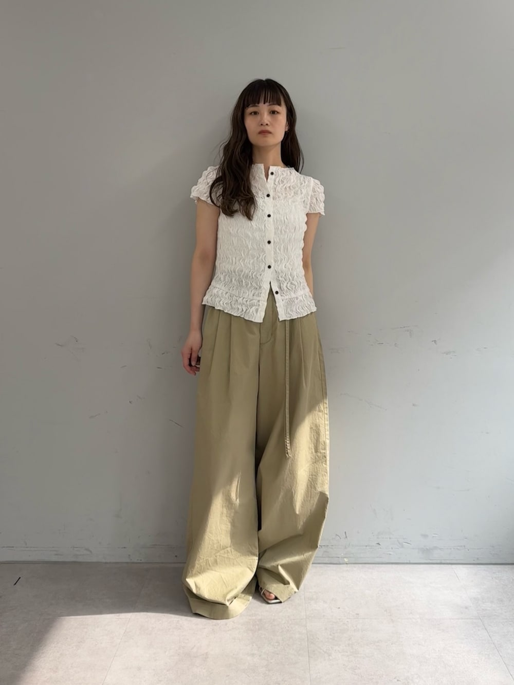 ホワイト系のシャツ/ブラウス、ベージュ系のその他パンツ、シルバー系のサンダルを着用したレディースの春コーディネートの4枚目の写真