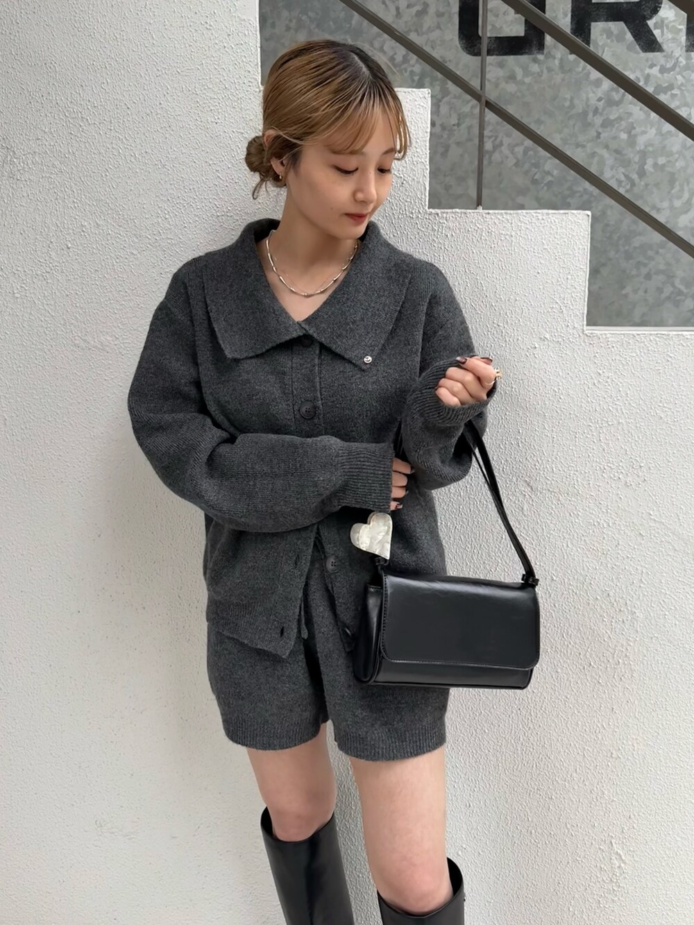 グレー系のカーディガン/ボレロ、グレー系のその他パンツ、ブラック系のブーツを着用したレディースの冬コーディネートの2枚目の写真