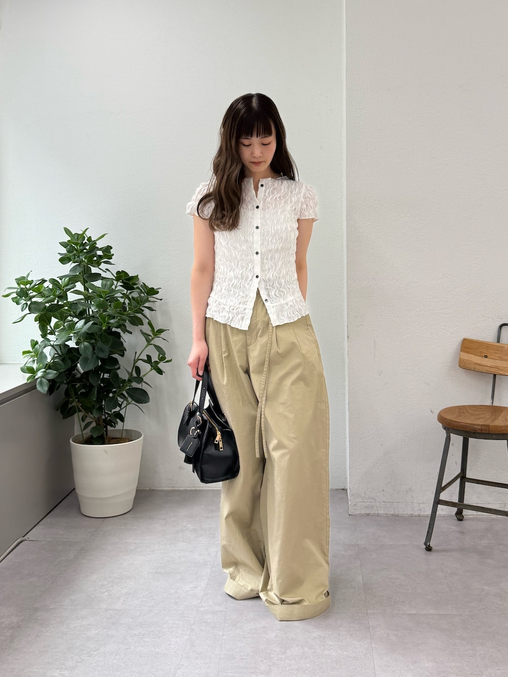 ホワイト系のシャツ/ブラウス、ベージュ系のその他パンツ、シルバー系のサンダルを着用したレディースの春コーディネートの3枚目の写真