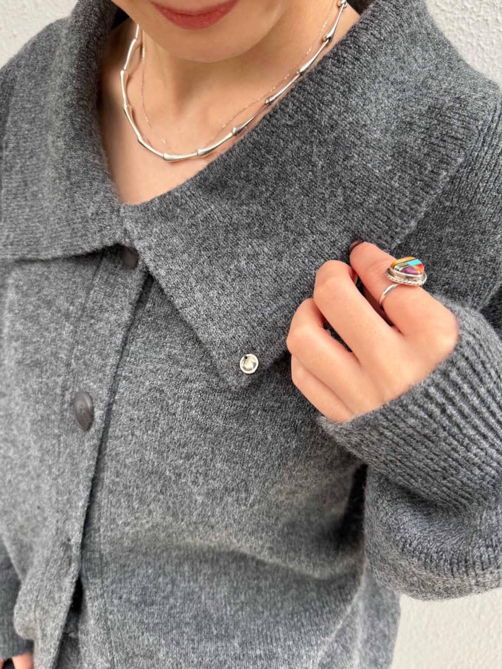 グレー系のカーディガン/ボレロ、グレー系のその他パンツ、ブラック系のブーツを着用したレディースの冬コーディネートの6枚目の写真