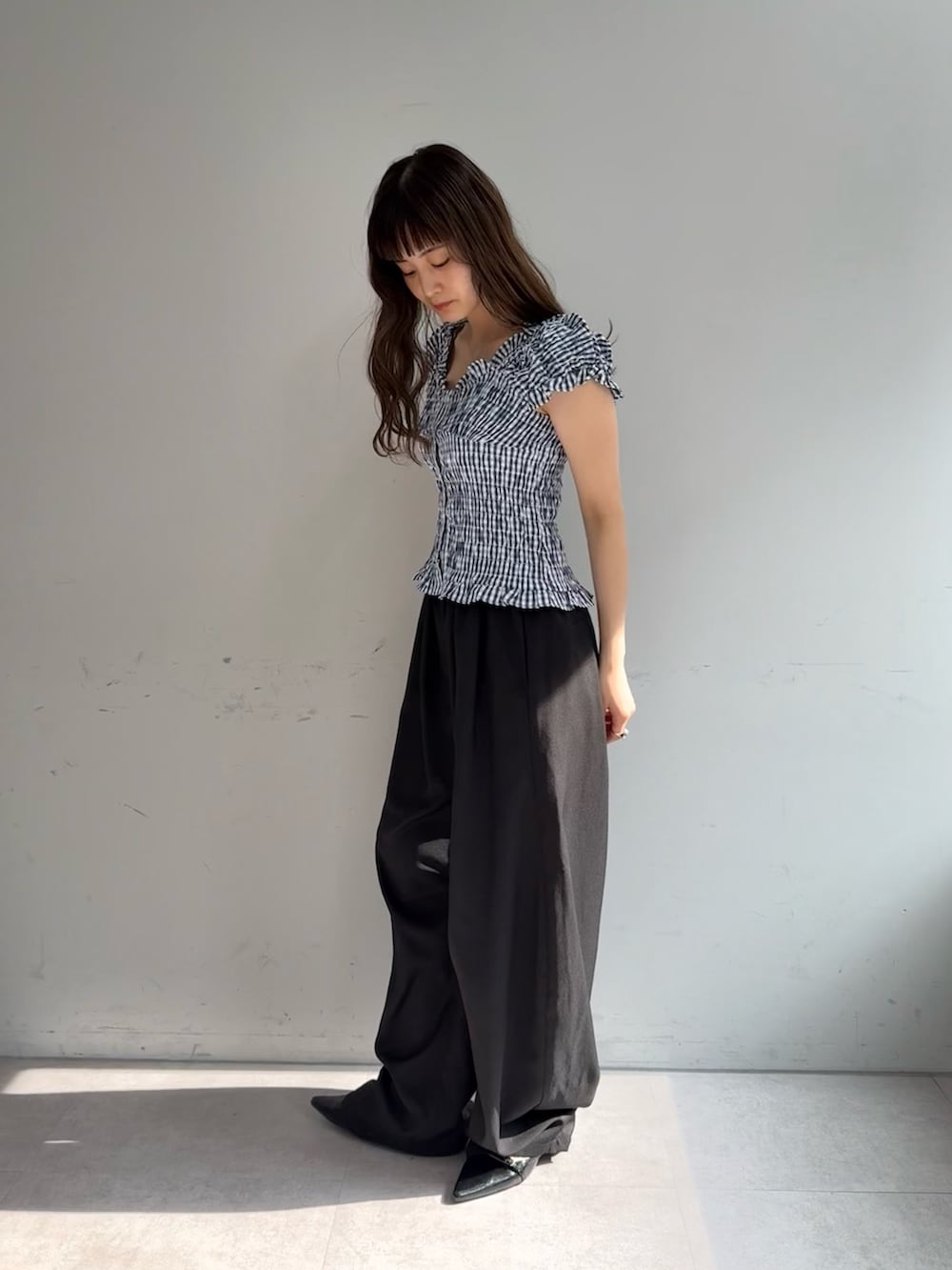 ブルー系のシャツ/ブラウス、ブラック系のスラックス、ブラック系のパンプスを着用したレディースの春コーディネートの4枚目の写真