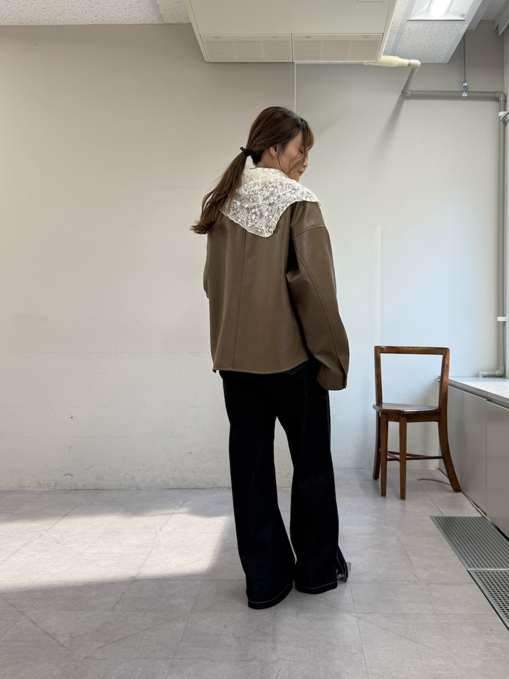 ブラウン系のブルゾン、ブルー系のデニムパンツ、シルバー系のパンプスを着用したレディースの春コーディネートの3枚目の写真