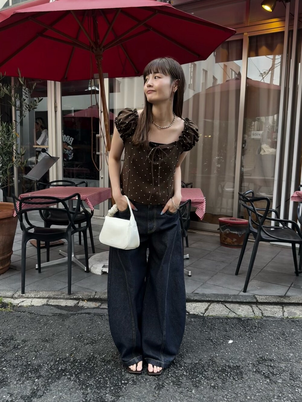 ブラウン系のTシャツ/カットソー、ブラック系のキャミソール、ホワイト系のトートバッグを着用したレディースの夏コーディネートの5枚目の写真