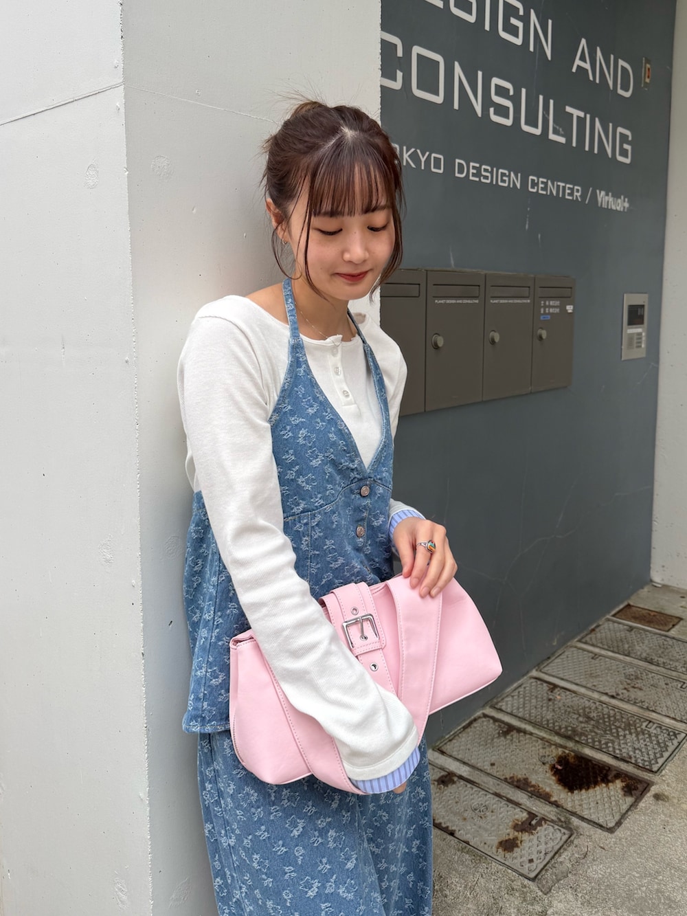 ブルー系のワンピース、ホワイト系のTシャツ/カットソー、シルバー系のパンプスを着用したレディースの冬コーディネートの2枚目の写真