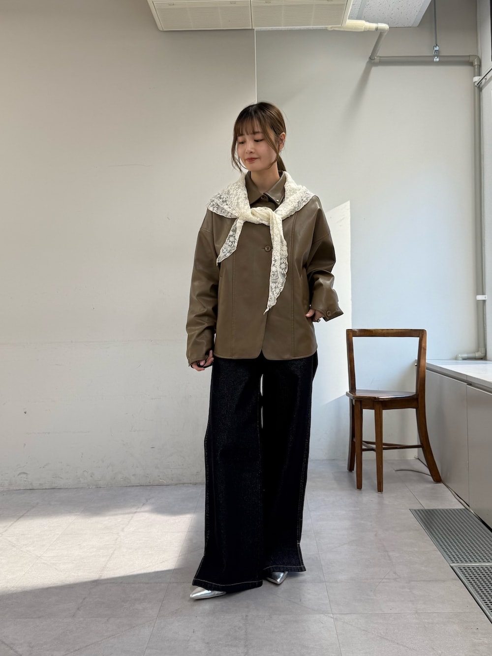 ブラウン系のブルゾン、ブルー系のデニムパンツ、シルバー系のパンプスを着用したレディースの春コーディネートの4枚目の写真