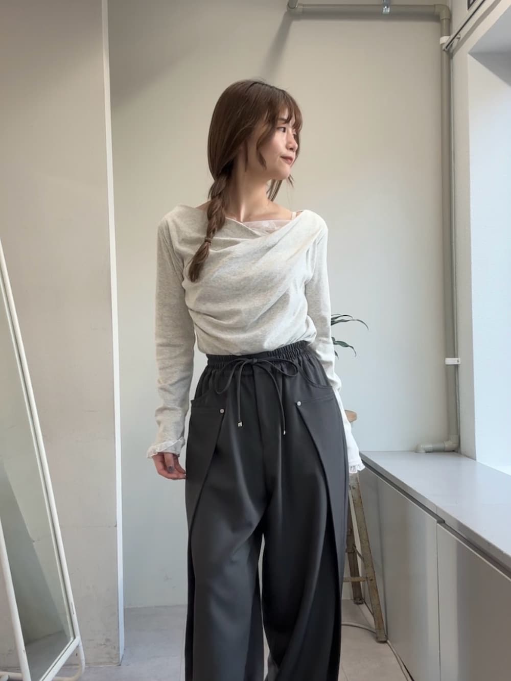 グレー系のTシャツ/カットソー、グレー系のその他パンツ、ブラック系のブーツを着用したレディースの冬コーディネートの3枚目の写真