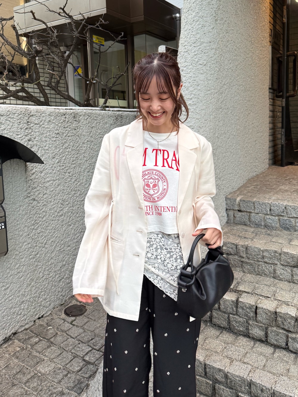 ブラック系のその他パンツ、ホワイト系のその他アウター、ブラック系のその他シューズを着用したレディースの冬コーディネートの4枚目の写真