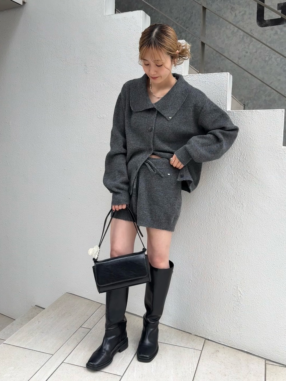 グレー系のカーディガン/ボレロ、グレー系のその他パンツ、ブラック系のブーツを着用したレディースの冬コーディネートの4枚目の写真