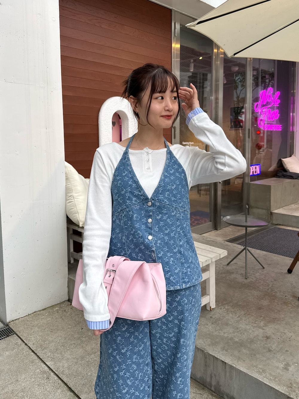 ブルー系のワンピース、ホワイト系のTシャツ/カットソー、シルバー系のパンプスを着用したレディースの冬コーディネートの3枚目の写真