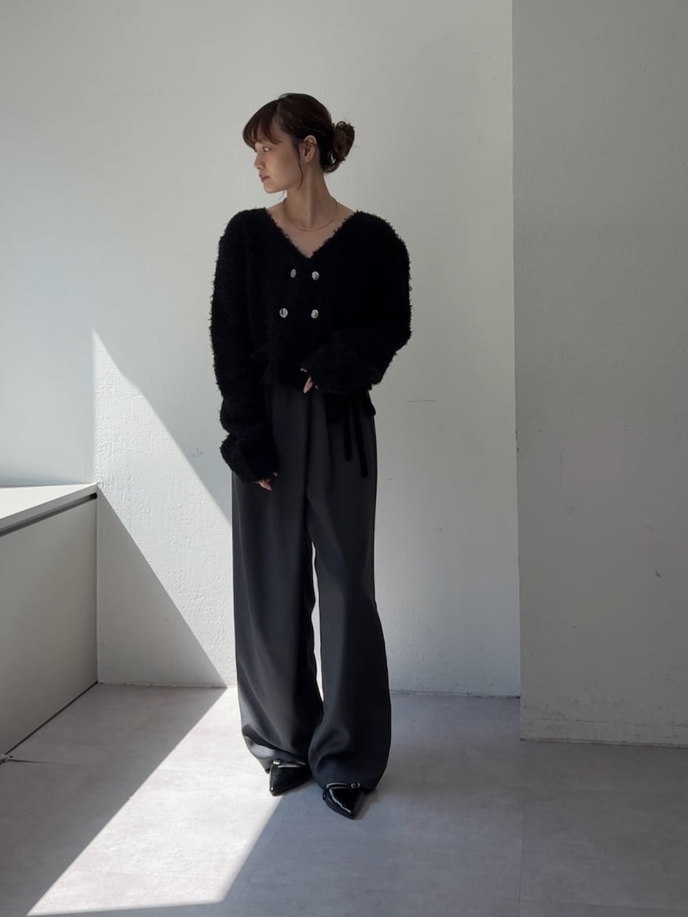 グレー系のその他パンツ、ブラック系のその他シューズ、ブルー系のカーディガン/ボレロを着用したレディースの夏コーディネートの2枚目の写真