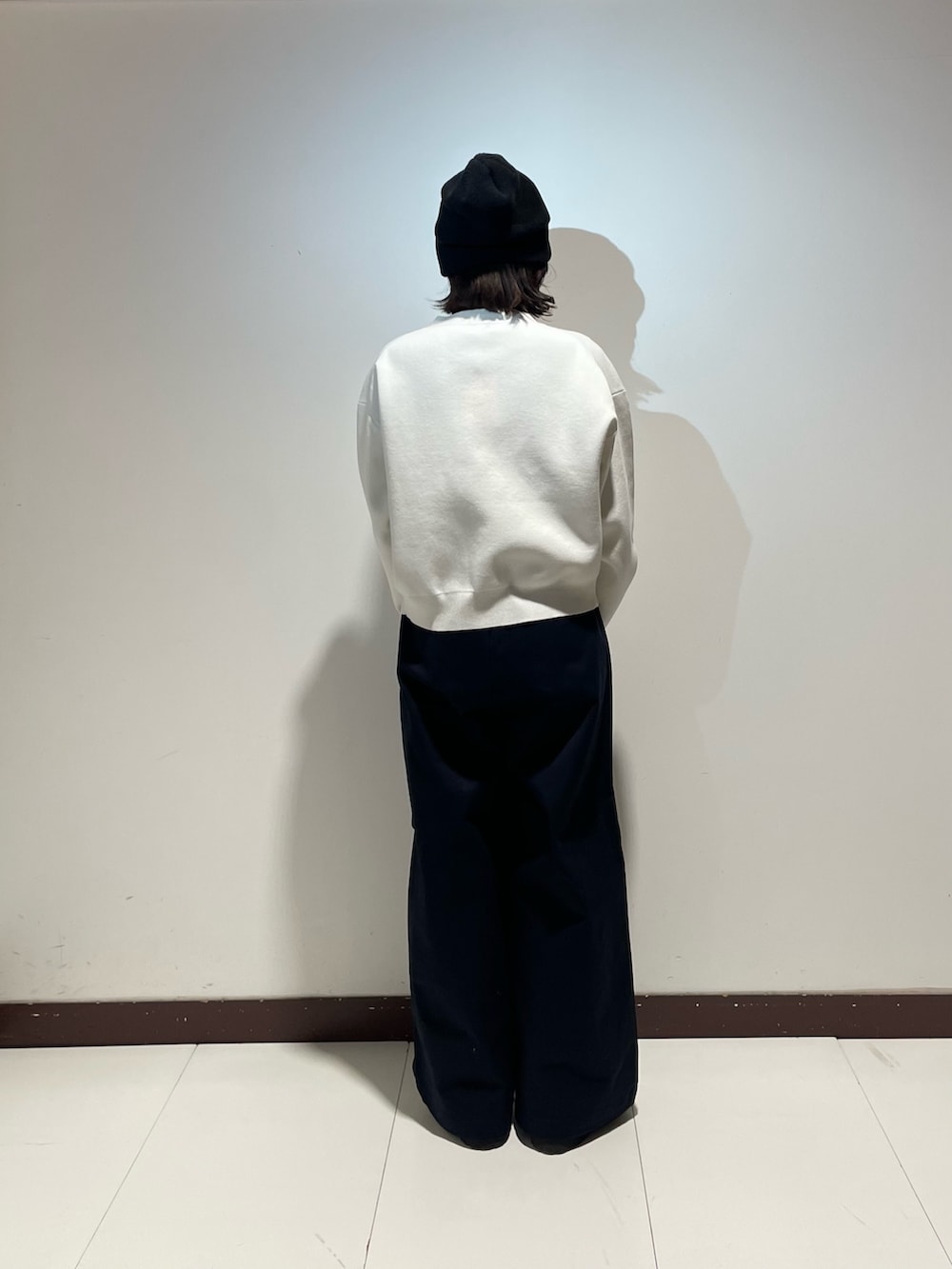 ブルー系のその他パンツ、ホワイト系のカーディガン/ボレロ、ブラック系のボストンバッグを着用したレディースの春コーディネートの3枚目の写真