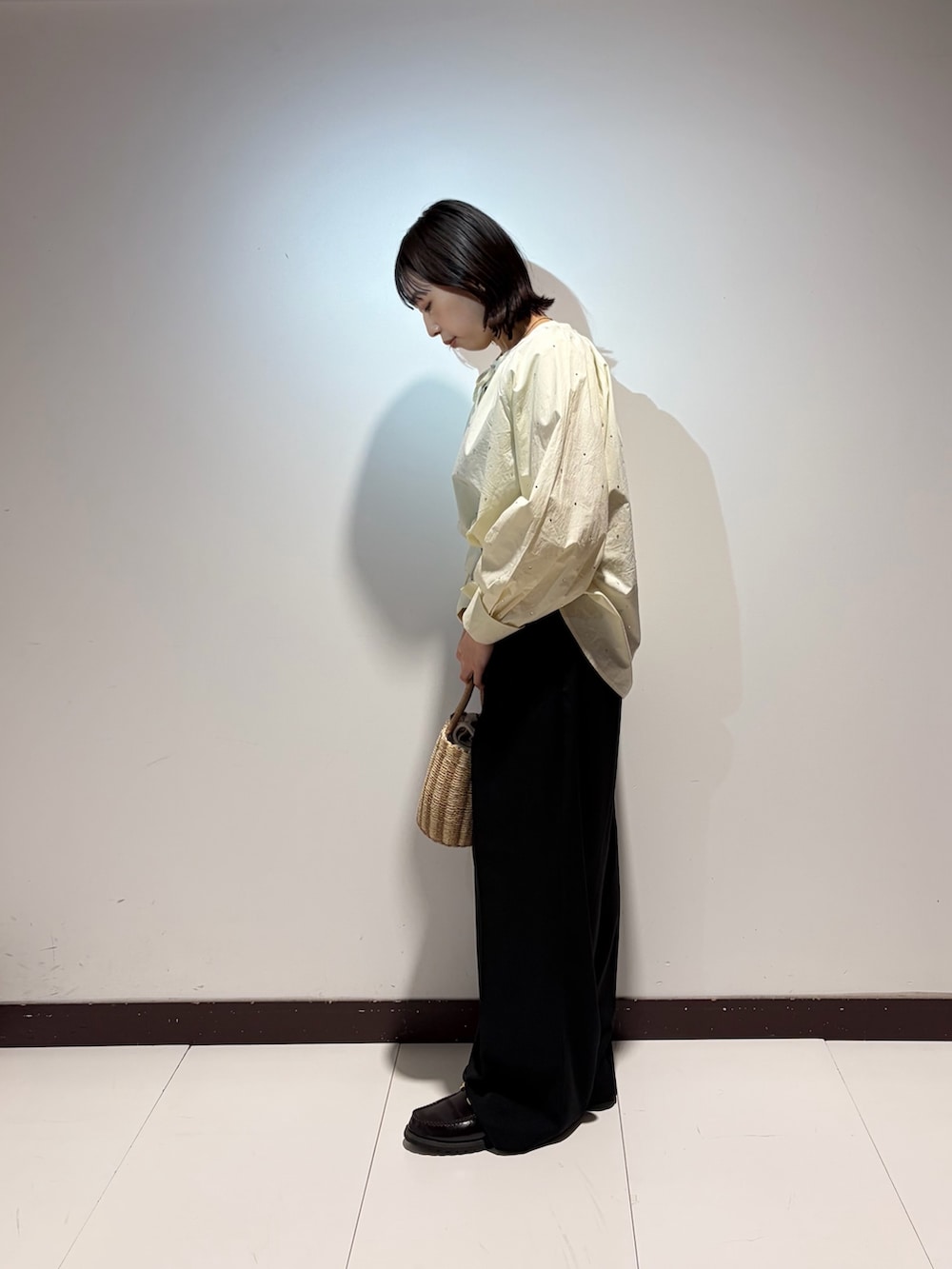 ブラック系のタンクトップ、ホワイト系のシャツ/ブラウス、ブラック系のその他パンツを着用したレディースの春コーディネートの2枚目の写真