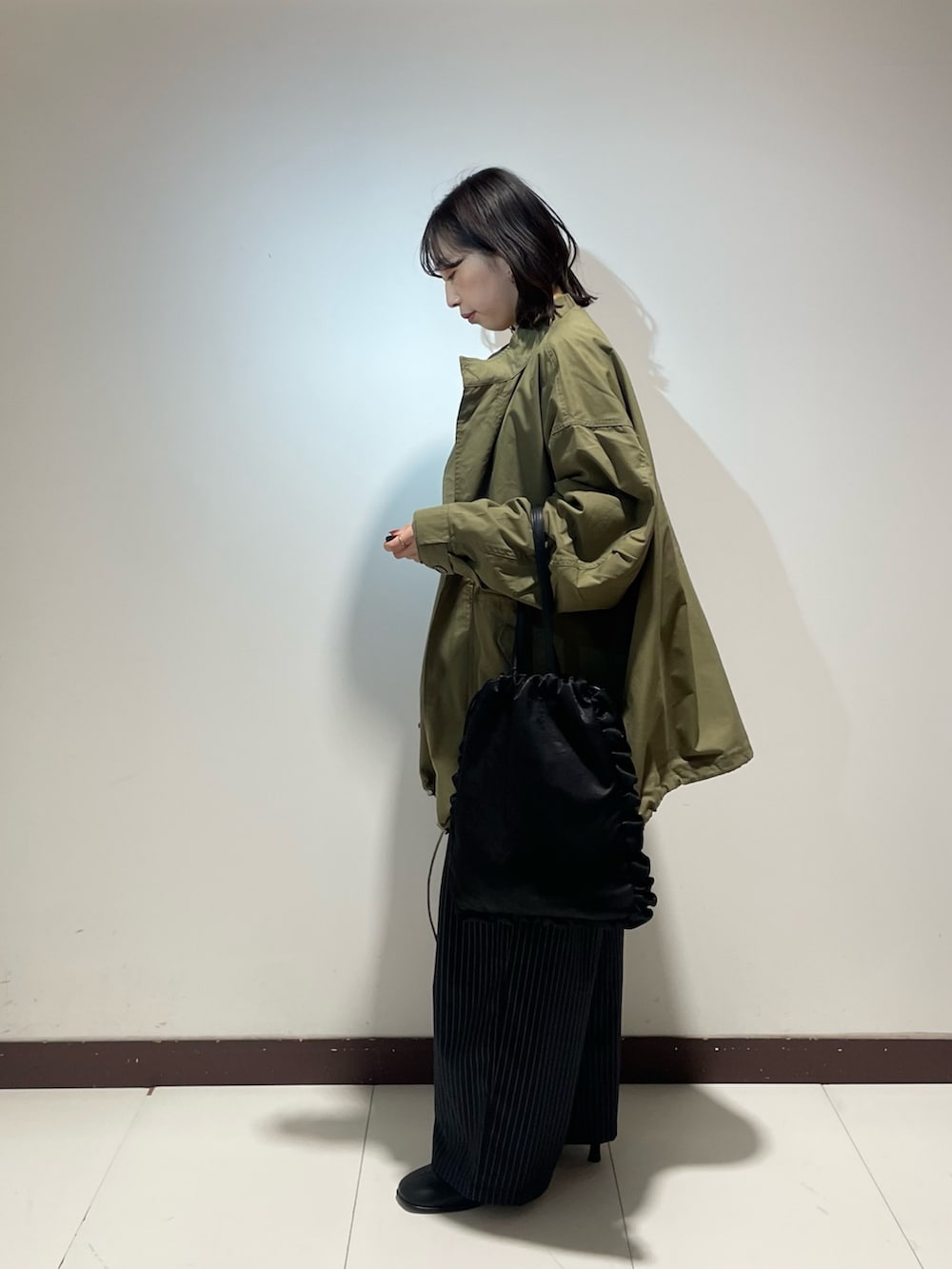 ブラック系のトートバッグ、その他のその他パンツ、ブラック系のブーツを着用したレディースの冬コーディネートの2枚目の写真