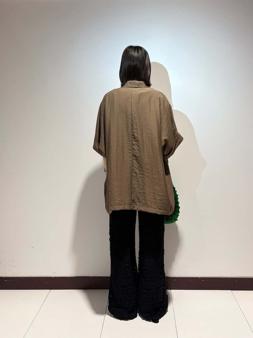 グレー系のTシャツ/カットソー、ブラウン系のその他アウター、グリーン系のショルダーバッグを着用したレディースの夏コーディネートの3枚目の写真