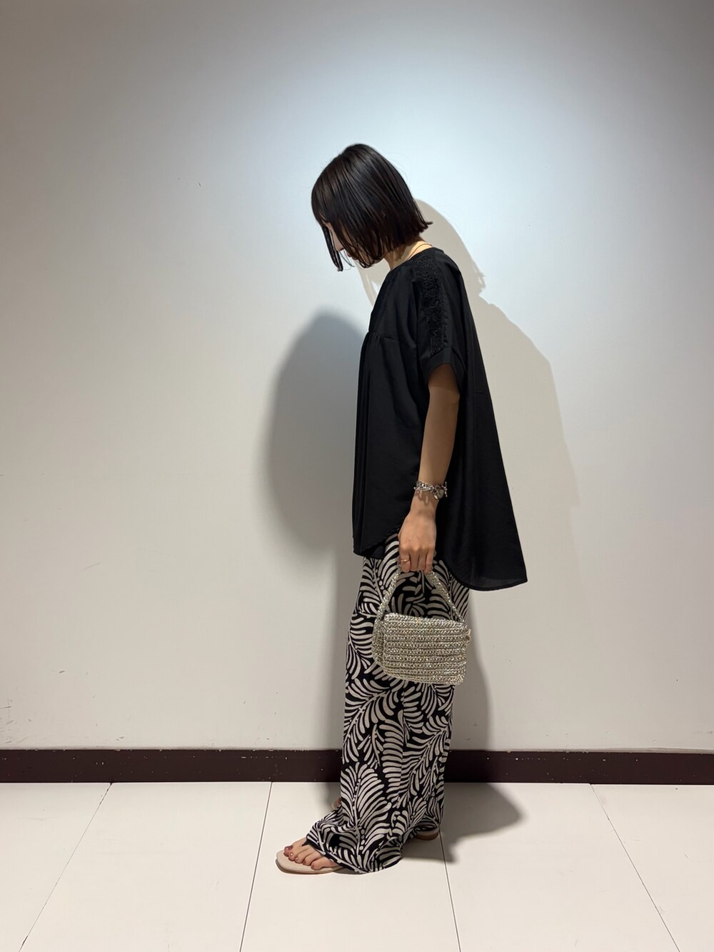 ブラック系のシャツ/ブラウス、ブラック系のその他パンツ、ブラック系のサンダルを着用したレディースの夏コーディネートの2枚目の写真