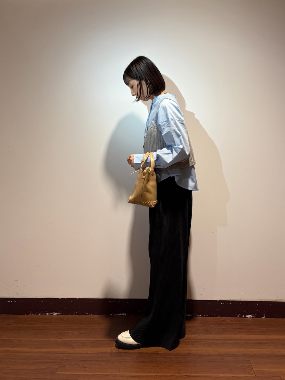 ブルー系のシャツ/ブラウス、ブラック系のその他パンツ、ホワイト系のローファーを着用したレディースの秋コーディネートの2枚目の写真