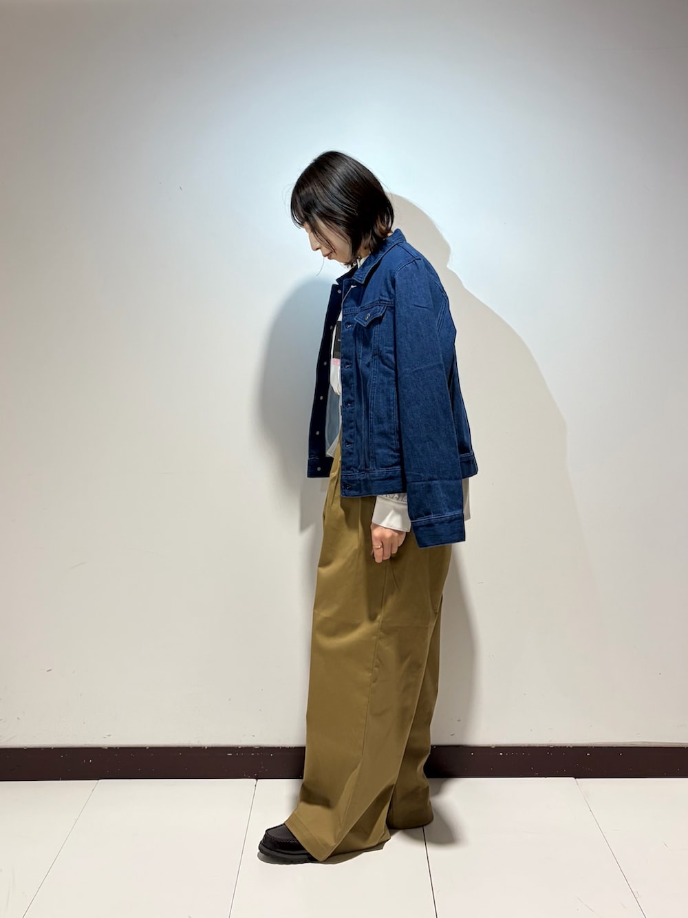 イエロー系のその他パンツ、ブルー系のデニムジャケット、ホワイト系のシャツ/ブラウスを着用したレディースの春コーディネートの2枚目の写真