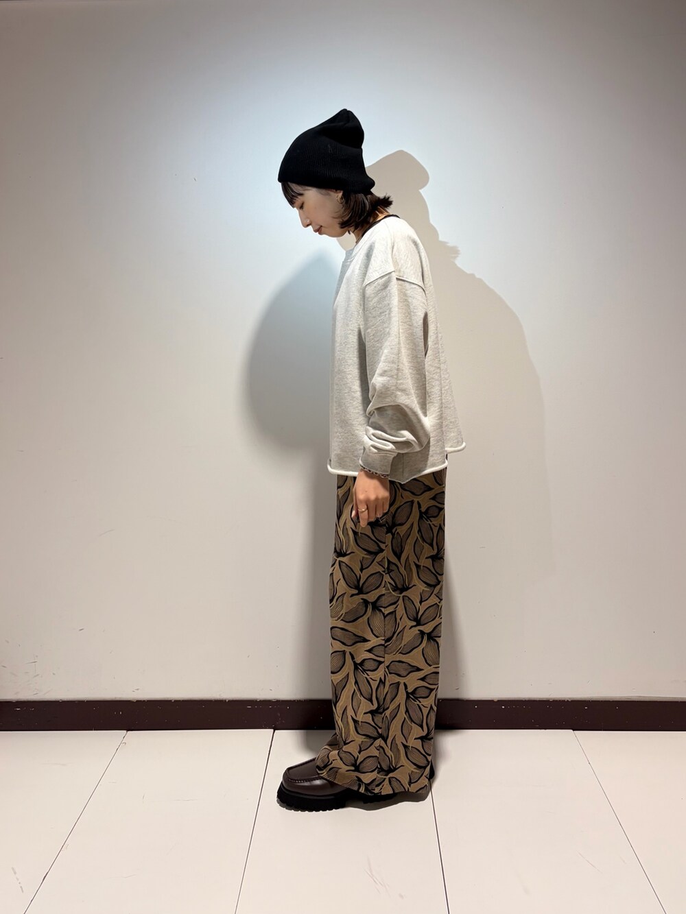 グレー系のスウェット、ブラウン系のその他パンツ、ブラック系のニットキャップ/ビーニーを着用したレディースの春コーディネートの2枚目の写真