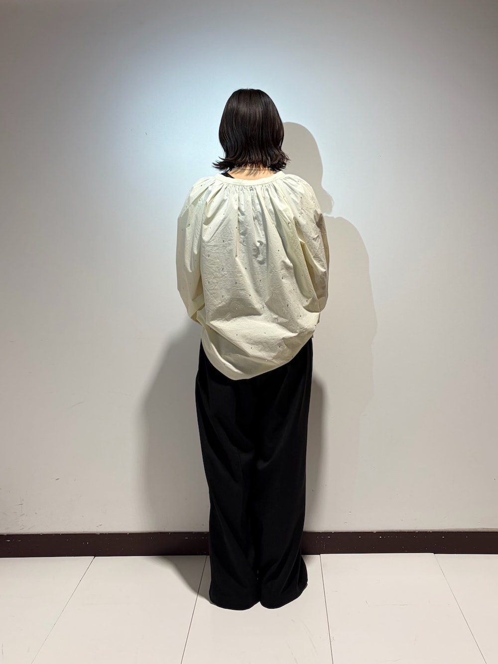 ブラック系のタンクトップ、ホワイト系のシャツ/ブラウス、ブラック系のその他パンツを着用したレディースの春コーディネートの3枚目の写真