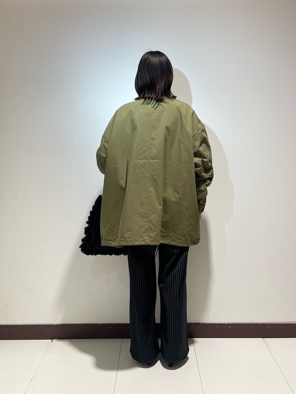 ブラック系のトートバッグ、その他のその他パンツ、ブラック系のブーツを着用したレディースの冬コーディネートの3枚目の写真