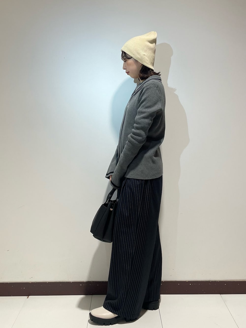 ブラック系のトートバッグ、その他のその他パンツ、ホワイト系のブーツを着用したレディースの冬コーディネートの3枚目の写真