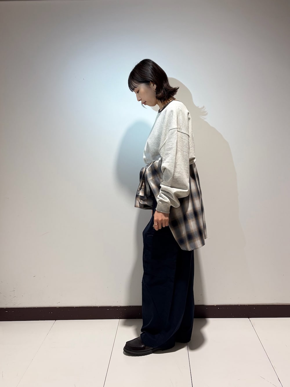 ブラウン系のTシャツ/カットソー、グレー系のスウェット、ブルー系のその他パンツを着用したレディースの春コーディネートの2枚目の写真