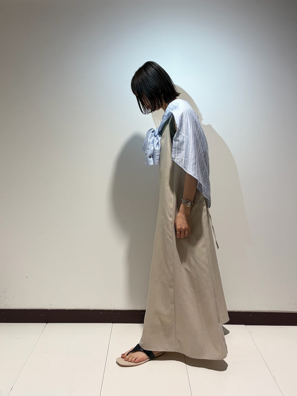 ベージュ系のワンピース、グリーン系のニット/セーター、ブルー系のシャツ/ブラウスを着用したレディースの夏コーディネートの2枚目の写真