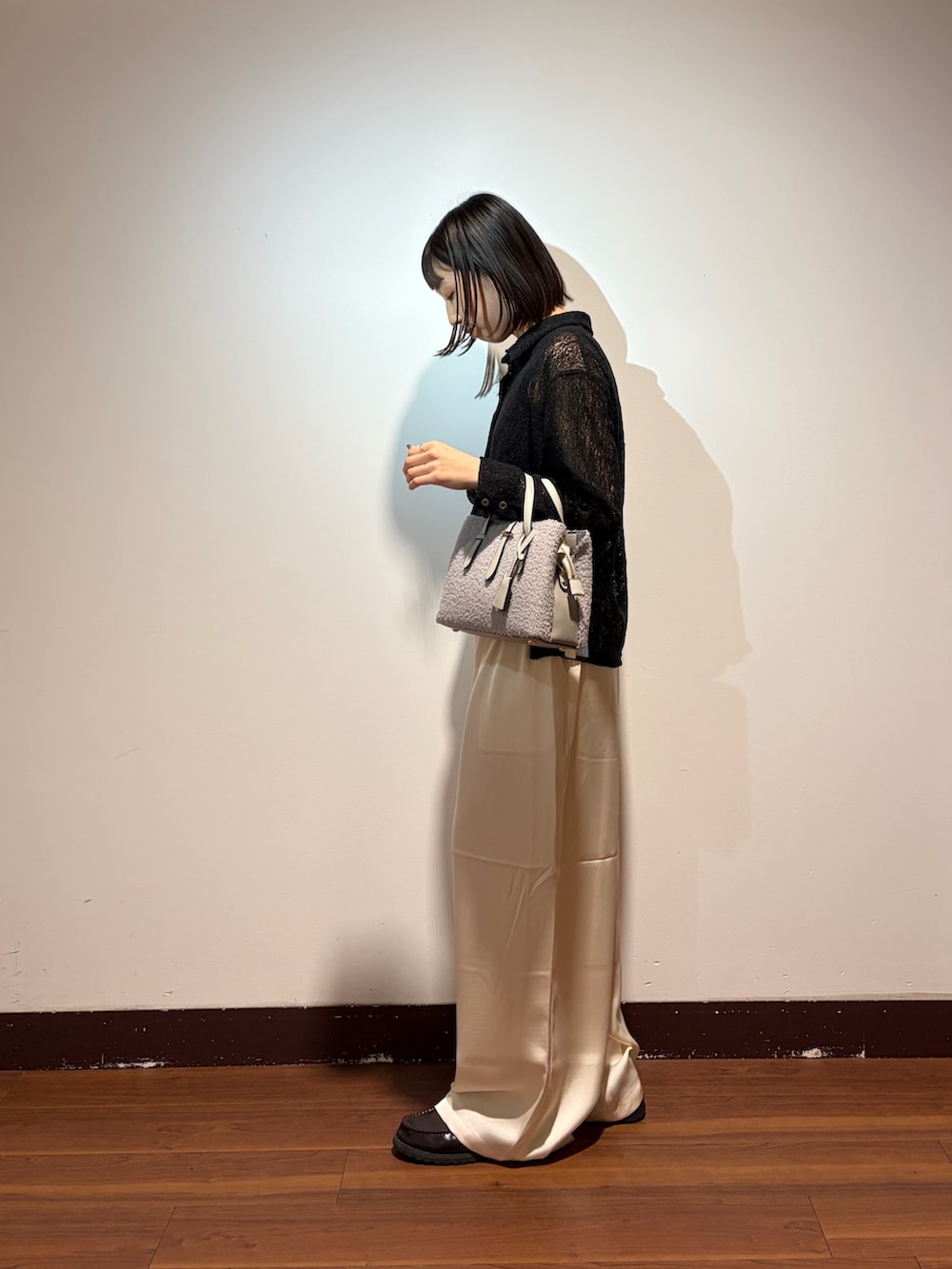 ブラック系のシャツ/ブラウス、ホワイト系のその他パンツを着用したレディースの秋コーディネートの2枚目の写真