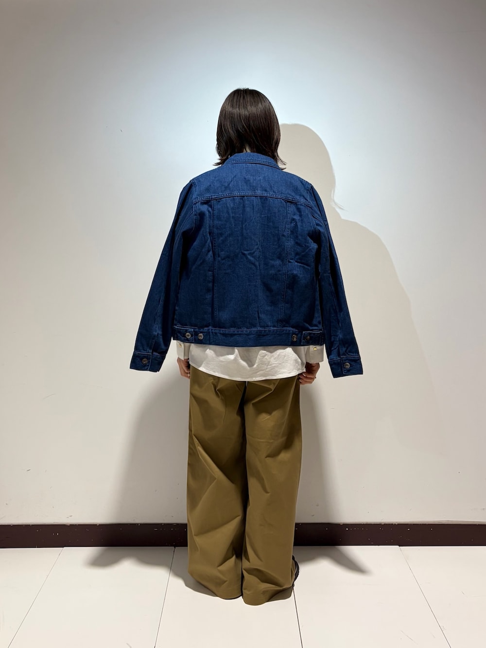 イエロー系のその他パンツ、ブルー系のデニムジャケット、ホワイト系のシャツ/ブラウスを着用したレディースの春コーディネートの3枚目の写真